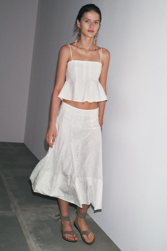 Conjunto de falda capa y top con godets bordados