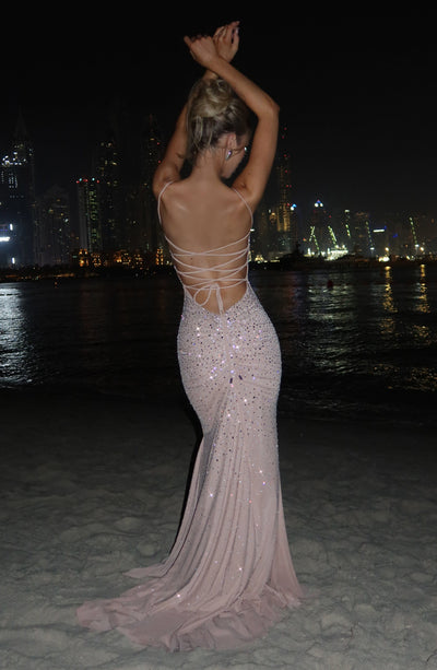 Vestido de noche con pedrería y tirantes finos