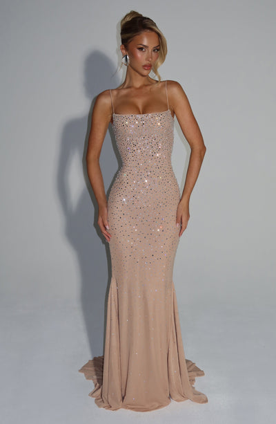 Vestido de noche con pedrería y tirantes finos