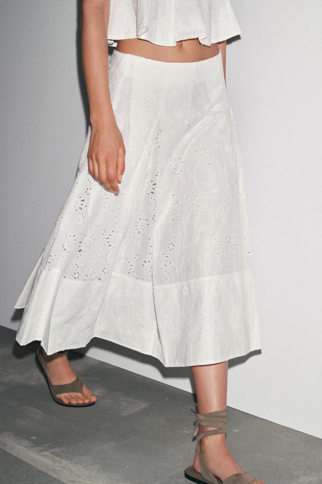 Conjunto de falda capa y top con godets bordados