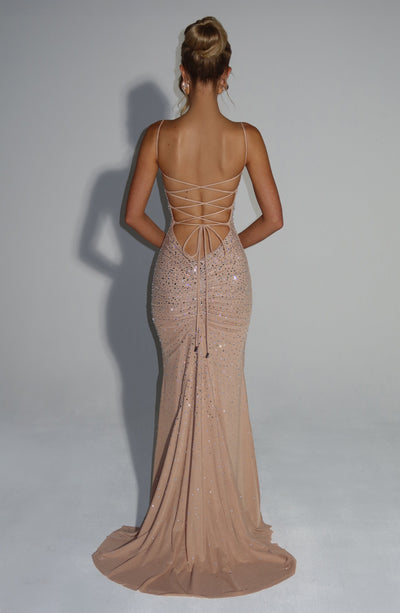 Vestido de noche con pedrería y tirantes finos