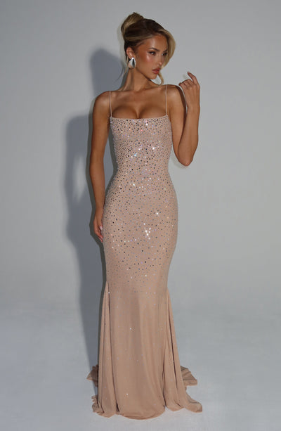 Vestido de noche con pedrería y tirantes finos