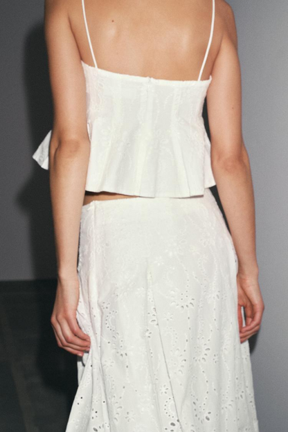 Conjunto de falda capa y top con godets bordados